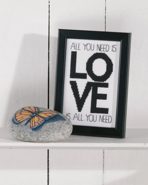 Borduurpakket Love is all you need 9 x 14 cm