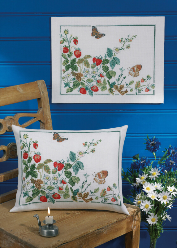 Borduurpakket Aardbeien en Vlinders 39 x 30 cm